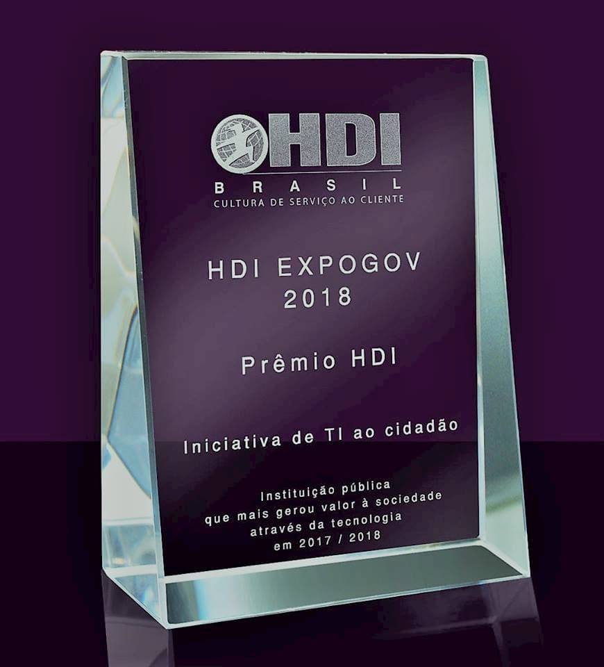 Abaixo, o troféu entregue em cerimônia realizada durante o evento, com votação do próprio público presente para escolha do vencedor, após uma apresentação de 10 minutos de cada finalista: Image
